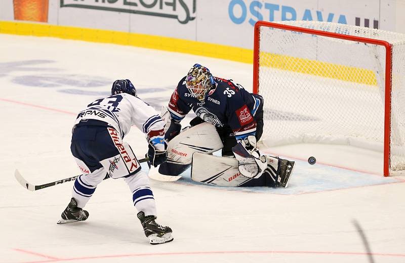 Utkání 3. kola hokejové extraligy: HC Vítkovice Ridera - Bílí Tygři Liberec, 20. září 2019 v Ostravě. Zleva Šimon Stránský z Vítkovic a brankář Liberce Justin Peters.