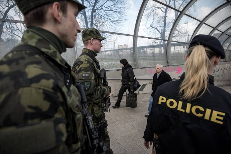 Společné hlídky vojáků a policistů v ulicích Ostravy i dalších měst České republiky se objevily například v reakci na teroristické útoky v Bruselu. Ilustrační foto.