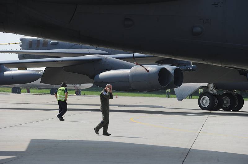 Dva legendární bombardéry B 52 přistály v úterý na Letišti Leoše Janáčka Ostrava. Obří stroje patří mezi největší atrakce letošního ročníku akce Dny NATO.