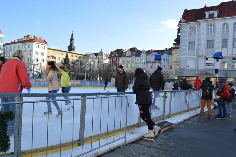 Bruslení v centru Ostravy skončilo. Atmosféra posledních dnů Vánočního kluziště na Masarykově náměstí.