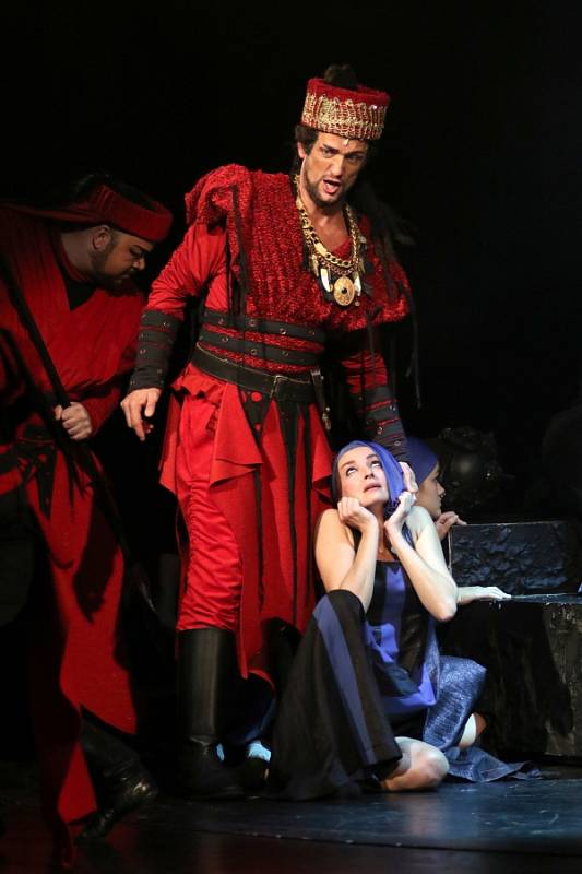 DAVID SZENDIUCH v opeře Attila.