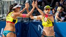 Semifinále žen USA - Brazílie. FIVB Světové série v plážovém volejbalu J&T Banka Ostrava Beach Open, 2. června 2019 v Ostravě. Na snímku (zleva) Eduarda Santos Lisboa Duda (BRA), Agatha Bednarczuk (BRA).