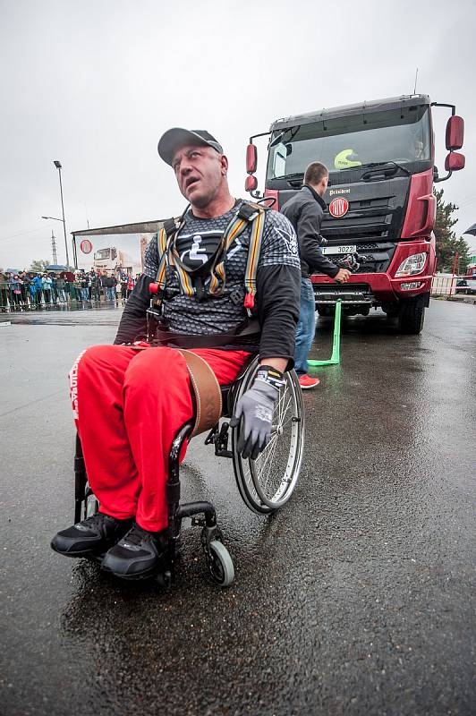 Den rekordů, na kterém handicapovaný kulturista Daniel Minster utáhl na invalidním vozíku nákladní automobil Tatra (do vzdálenosti 252cm).