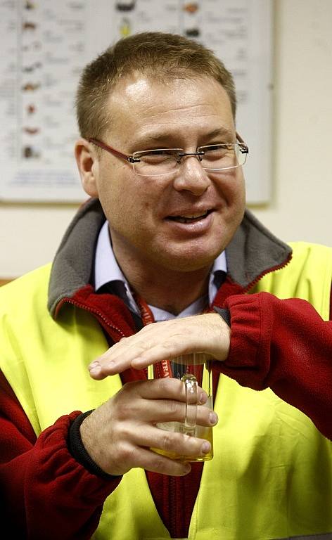 Vrchní sládek pivovaru Ostravar Roman Richter (na snímku) názorně ukazuje, jak zkušení pivovarníci při ochutnávce postupují.