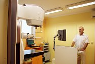 Lékař Zdeněk Mutina u nového mamografu v Novojičínském diagnostickém centru.