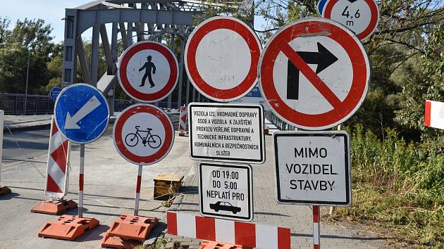 Most přes řeku Odru v Petřkovicích by se měl otevřít s předstihem již 15. října.
