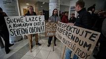 Demonstrace nespokojených občanů ze Suchých Lazců na Krajském úřadě v Ostravě.