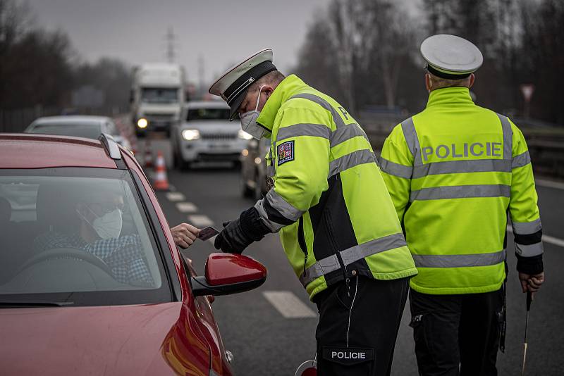 Policejní kontrola mezi okresy Ostrava a Frýdek-Místek na ulici Místecká, 1. března 2021. Policie tento den začala kontrolovat, jestli lidé dodržují nová protiepidemická opatření omezující volný pohyb mezi okresy.