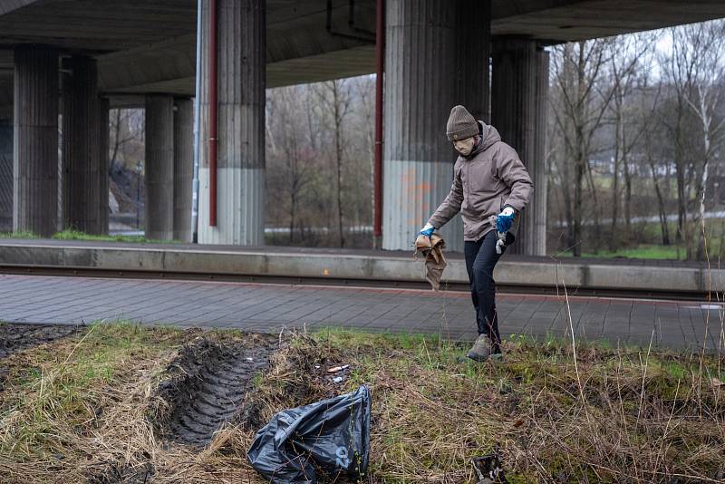 Pojďte s námi uklízet Ostravu. To byla dobrovolnická akce, jejíž cílem bylo uklidit okolí od odpadků a nepořádku kolem Slezskoostravského hradu, 17. dubna 2021 v Ostravě. Odpadky uklízel i primátor Ostravy Tomáš Macura.