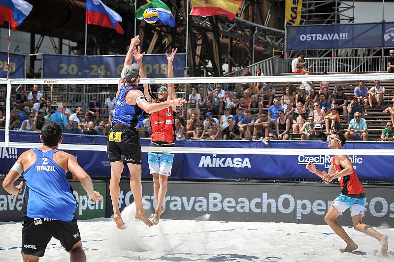 Turnaj Světové série Ostrava Beach Open, 21. června 2018, na snímku (zleva) Andre Loyola Stein, Alison Cerutti, David Lenc a Filip Habr.