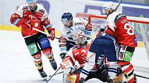 Hokejové utkání Tipsport extraligy v ledním hokeji mezi HC Dynamo Pardubice (v červenobílém) a HC Vítkovice Ridera (v bílomodrém) pardudubické enterie areně.