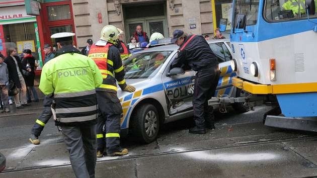 V centru Ostravy se v úterý 10. března odpoledne srazilo policejní auto s tramvají.
