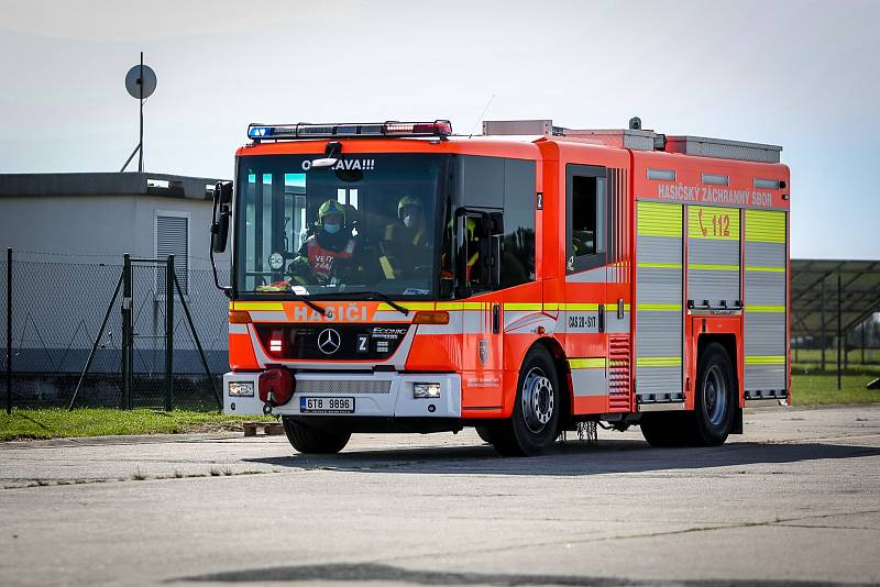 Dynamická ukázka HZS MSK na nedělních dnech NATO. Čtyřčlenné družstvo ve složení velitel, zdravotník a dva hasiči předvedli divákům zásah u dopravní nehody dvou osobních automobilů, v jednom z nich zůstala zaklíněná osoba.