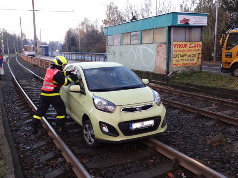 Vyproštění auta z tramvajového kolejiště. 