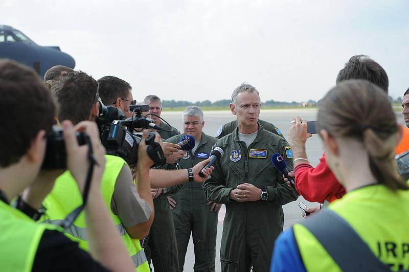 Dva legendární bombardéry B 52 přistály v úterý na Letišti Leoše Janáčka Ostrava. Obří stroje patří mezi největší atrakce letošního ročníku akce Dny NATO.