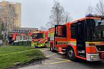 Zásah hasičů u požáru domu v Ostravě, část Dubina, 17. dubna 2023.