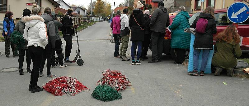 Pokus o odchyt toulavého ovčáka v ostravské vilové čtvrti. V neděli 7. listopadu odpoledne se na domluveném místě sešly dvě desítky dobrovolníků.