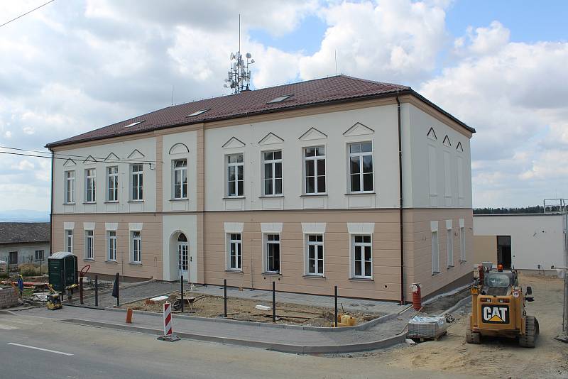 Rekonstruovaná základní škola ve Zbyslavicích.