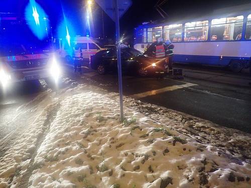 Zásah hasičů u nehody osobního automobilu a tramvaje v Ostravě. 