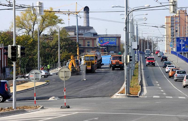 Druhý z mostů v ulici Českobratrské je takřka hotov. Podle informací Deníku by se měl otevřít s předstihem, i když některé dodělávky ještě budou pokračovat. 