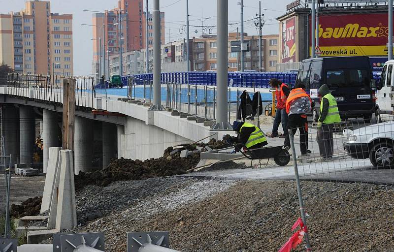 Druhý z mostů v ulici Českobratrské je takřka hotov. Podle informací Deníku by se měl otevřít s předstihem, i když některé dodělávky ještě budou pokračovat. 