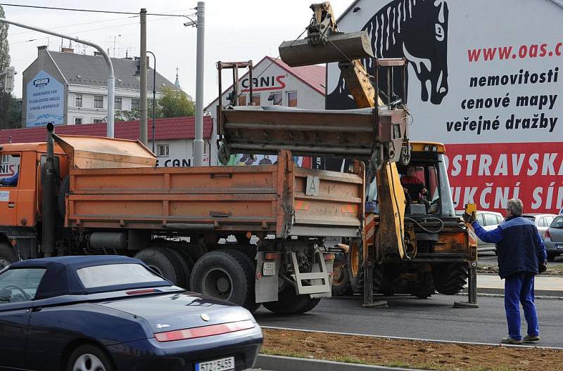 Druhý z mostů v ulici Českobratrské je takřka hotov. Podle informací Deníku by se měl otevřít s předstihem, i když některé dodělávky ještě budou pokračovat. 