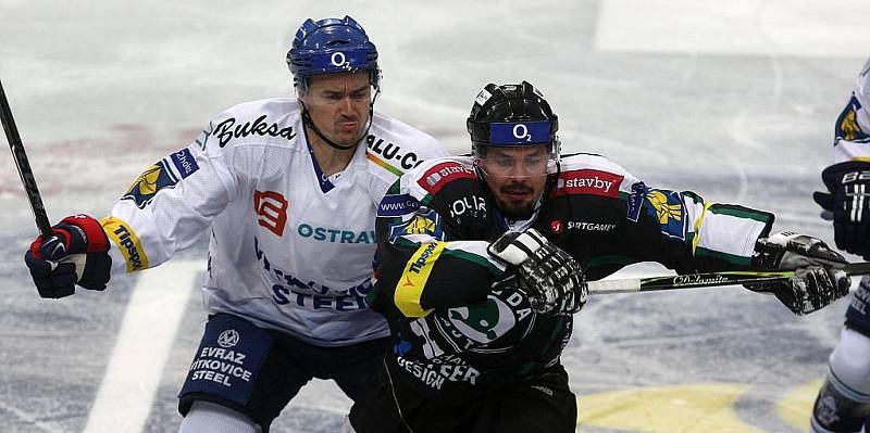 Snímky z utkání HC Vítkovice Steel - BK Mladá Boleslav. Vlevo Viktor Ujčík.