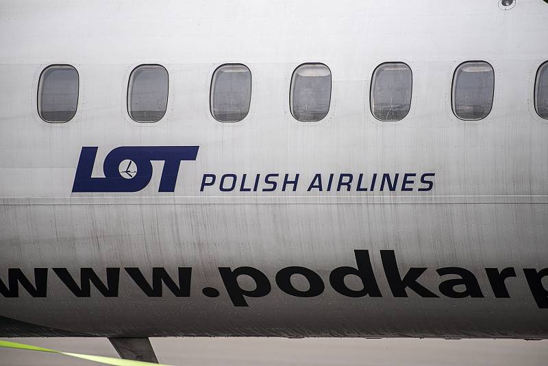 Letecká společnost LOT provozuje pravidelné spojení Ostravy s Varšavou.