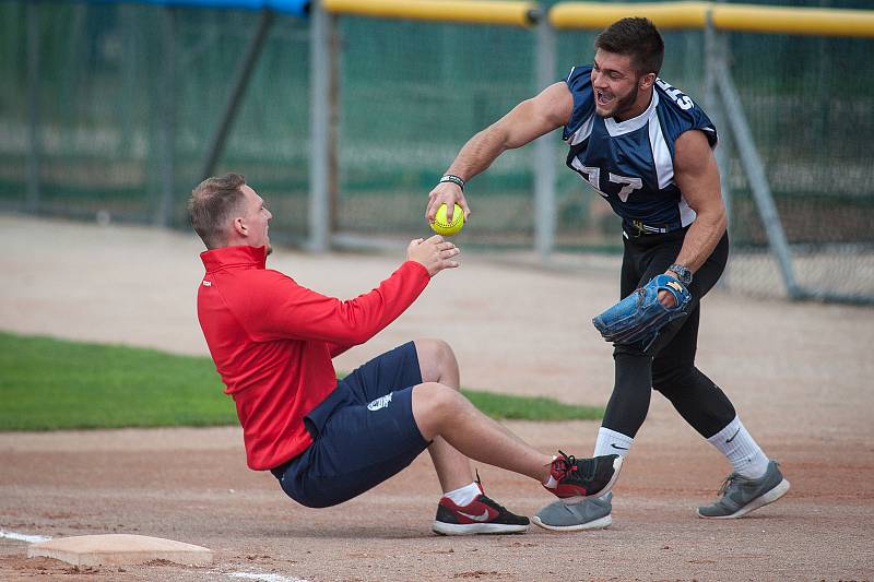 Arrows Fest 2018 v Ostravě-Porubě nabídl exhibiční zápas hokejistů Vítkovic, baseballistů Arrows Ostrava a amerických fotbalistů Steelers Ostrava.