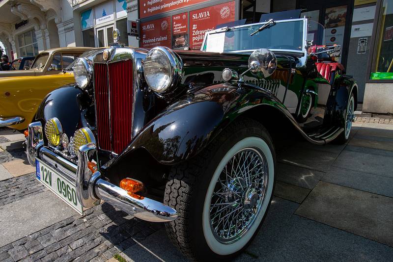 Setkání automobilových veteránů na Masarykově náměstí 25.května 2019 v Ostravě.