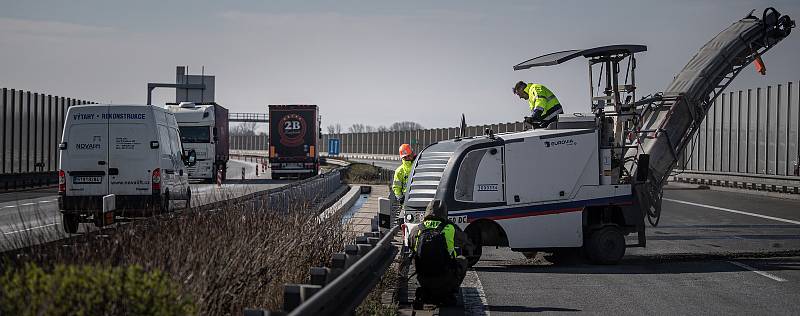 Na periferii Ostravy začala rekonstrukce části zvlněného úseku dálnice D1, na nichž se objevily problémy hned po jejich dokončení před více než deseti lety, 4. dubna 2022.