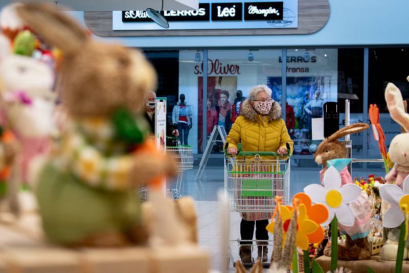 Senioři při nákupech v supermarketu Globus v Ostravě.