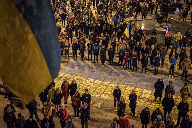 Stovky lidí přišly na demonstraci před magistrát v Ostravě na podporu Ukrajiny a proti ruské agresi, 1. března 2022.