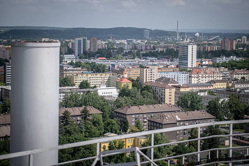 Odborná firma rozebere 84 metrů vysoký plynojem MAN který stojí na ulici 1. máje, snímek z 14. června 2021. Plynojem je už přes 10 let nevyužitý. Pohled na městskou část Mariánské Hory a Hulváky.