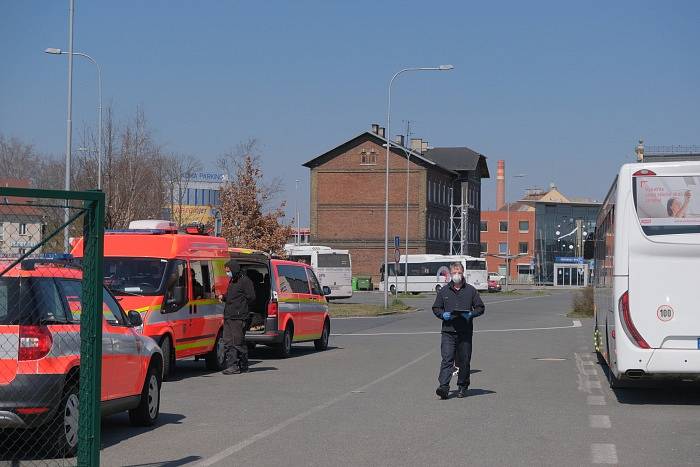 Hasiči už odvezli z Ostravy domů devět desítek cestovatelů ze 198.