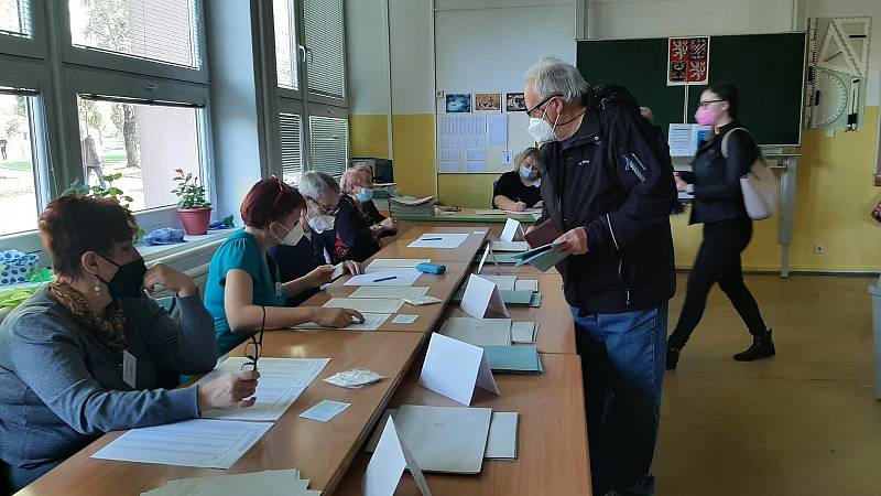 Začaly volby do Poslanecké sněmovny Parlamentu ČR. Na ZŠ Mendelova v Karviné-Hranicích jsou čtyři volební okrsky.