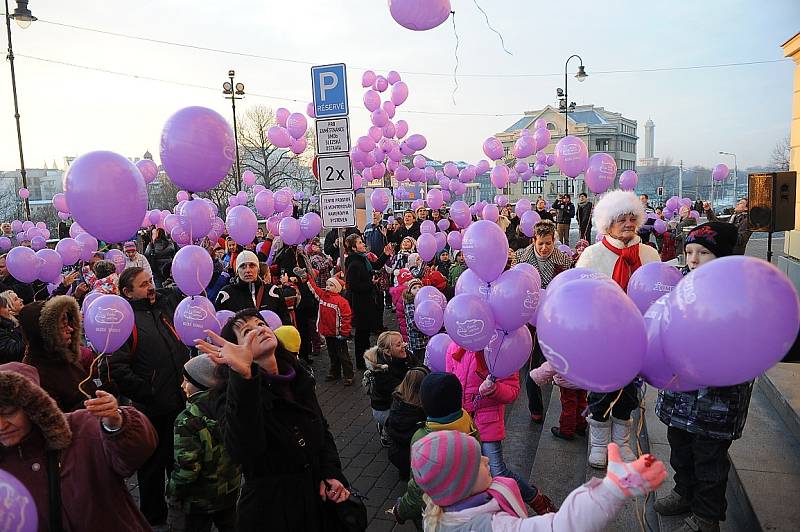 Děti na Slezské vypouštěly balonky