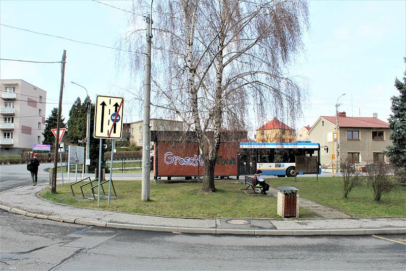 Točna autobusů, za kterou vyroste nová prodejna Hruška (za objektivem), Ostrava-Hošťálkovice, 5. 4. 2022