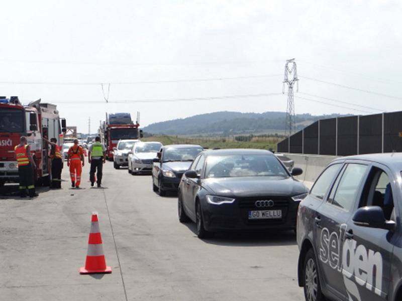 Následky požáru dvou nákladních automobilů na dálnici D1 před Ostravou. 