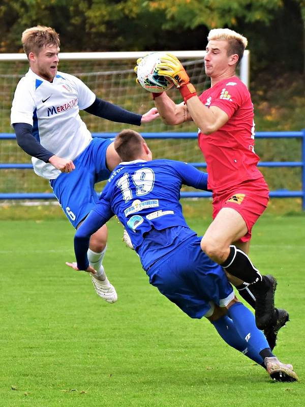 I sedmé utkání na domácím trávníku fotbalisté Blanska (bílé dresy) vyhráli. Ve 12. kole Moravskoslezské ligy porazili MFK Frýdek-Místek 1:0. Foto: Josef Kratochvíl