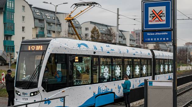 Zmodernizovaný úsek tramvajové trati mezi zastávkami Josefa Kotase a Václava Jiřikovského, 9. prosince 2022, Ostrava-Jih.
