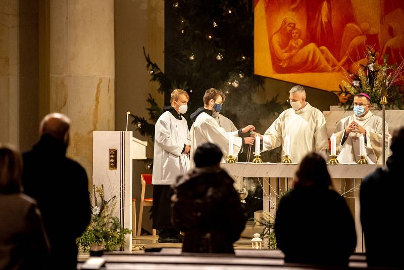 Noční pontifikální mše sv. v katedrále Božského Spasitele. Celebrantem bohoslužby byl biskup Martin David. 24. prosince 2020 v Ostravě.