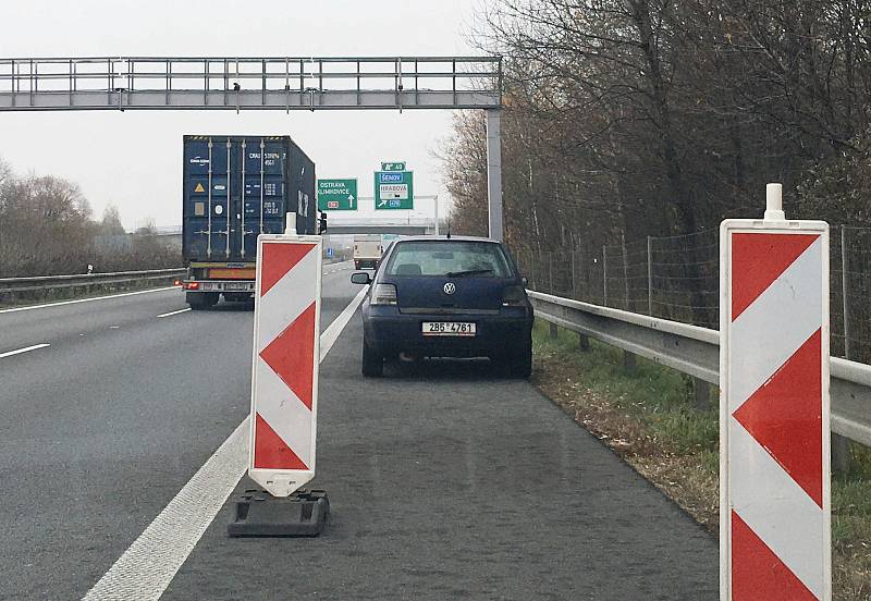 Na jedné z nejrušnějších cest v kraji stojí už několik dní opuštěný Volkswagen, 23. 11. 2022.