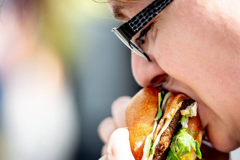 Burger festival u obchodního a zábavního centra Forum Nová Karolina v centru Ostravy, 10. května 2019.