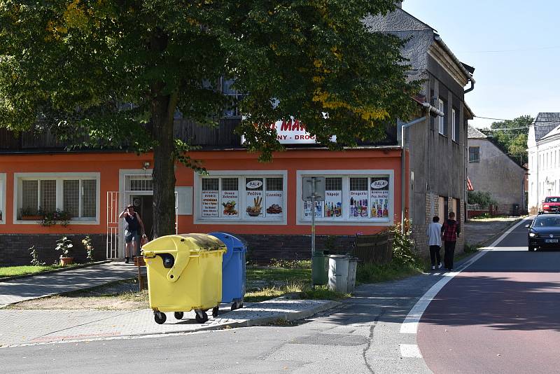 Poblíž obou domů je obchod. Nakupující se vesměs shodli, že je nutné baráky srovnat se zemí.