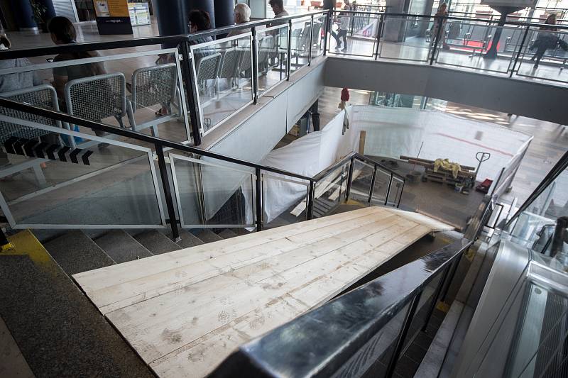 Výstavba nového eskalátoru na hlavním nádraží, 13. zaří 2019 v Ostravě.