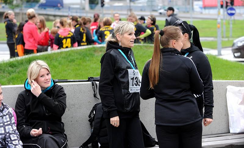 Šest stovek závodnic dorazilo ke startu prvního Českého běhu žen, který se uskutečnil v Ostravě u obchodního centra Forum Nová Karolina.