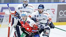 Hokejové utkání Tipsport extraligy v ledním hokeji mezi HC Dynamo Pardubice (v červenobílém) a HC Vítkovice Ridera (v bílomodrém) pardudubické enterie areně.