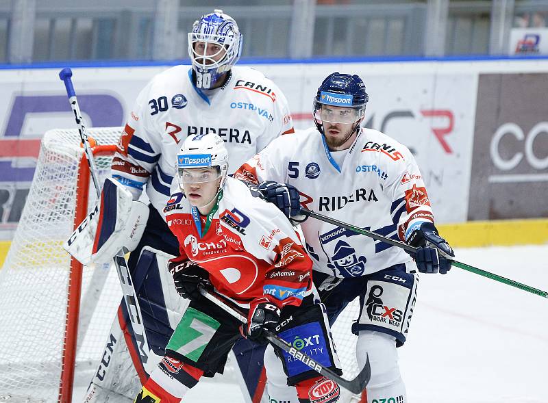 Hokejové utkání Tipsport extraligy v ledním hokeji mezi HC Dynamo Pardubice (v červenobílém) a HC Vítkovice Ridera (v bílomodrém) pardudubické enterie areně.