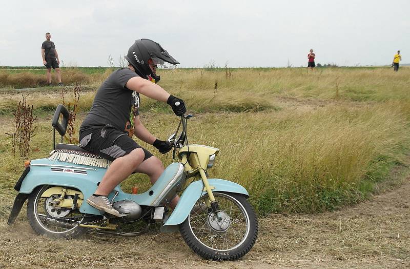 Letiště v Hati v česko – polském pohraničí hostilo osmý ročník akce s názvem Retro Chrchel, srazu milovníků malých motocyklů. Hať, 17. července 2021.